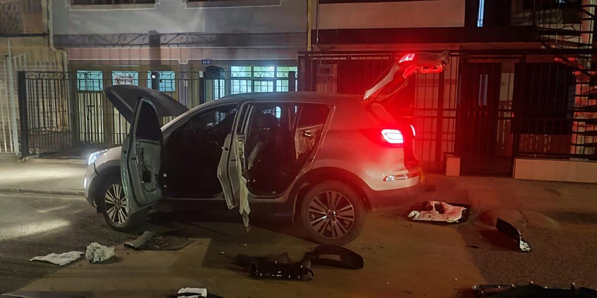 Este era el carro bomba que la policía halló en el barrio El Vallado de Cali. Fue desactivado