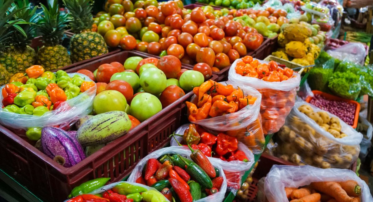 Los precios de alimentos como tomate, cebolla y plátano registran incrementos de hasta el 100 % debido al paro de camioneros en Colombia.