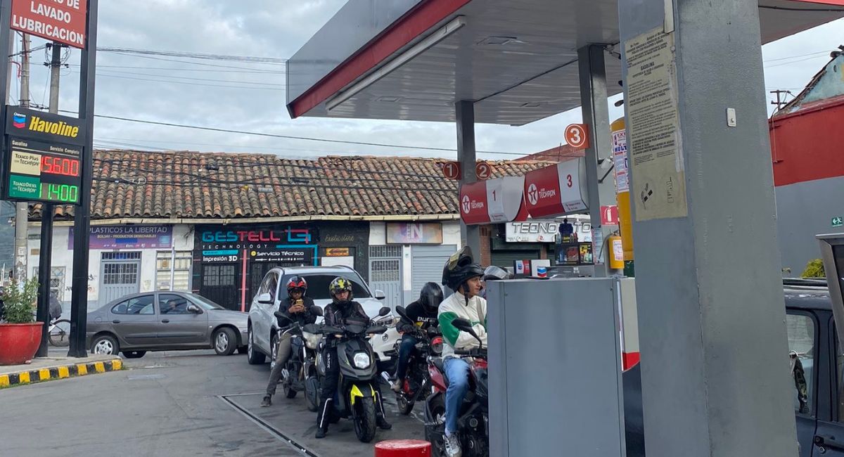 Gasolina en Bogotá: reportan desabastecimiento en varias estaciones y largas filas de conductores tanqueando ante crisis por paro de camioneros.