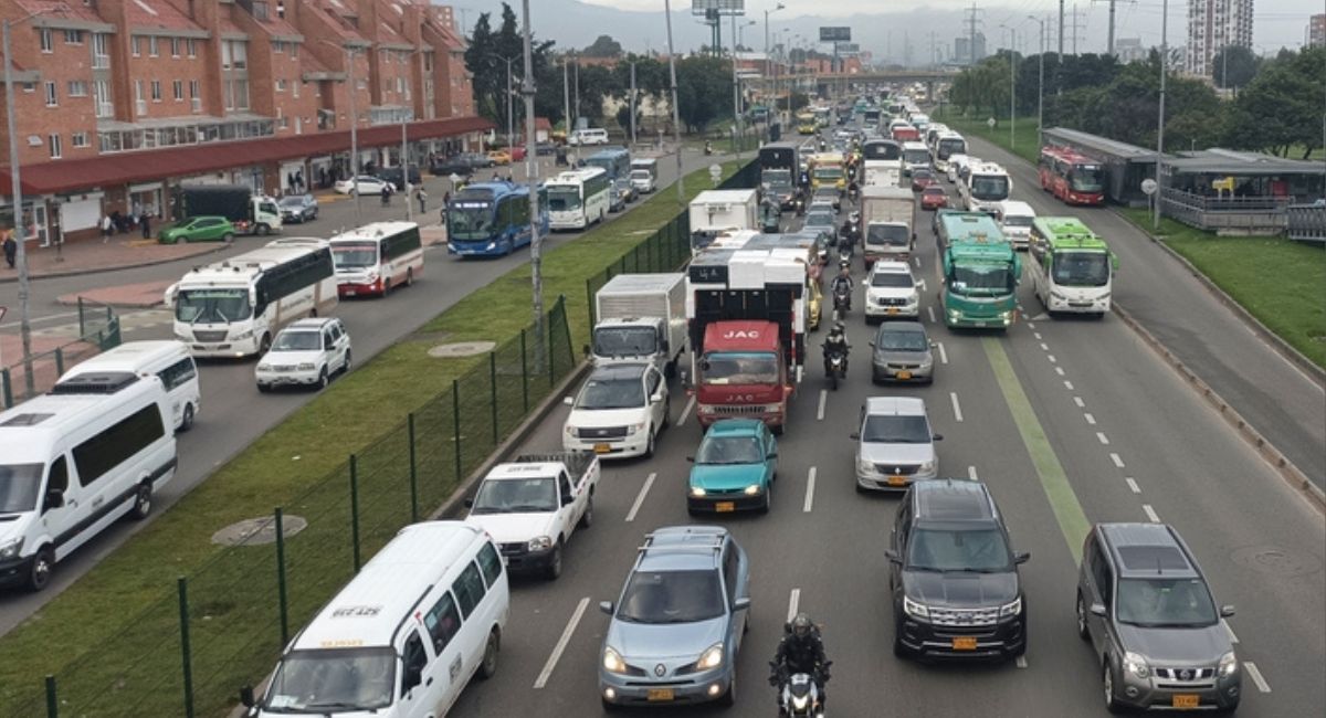 La venta de carros usados en Colombia se cayó en 2024: traspasos bajaron bastante y las motos están registrando aumento acelerado.