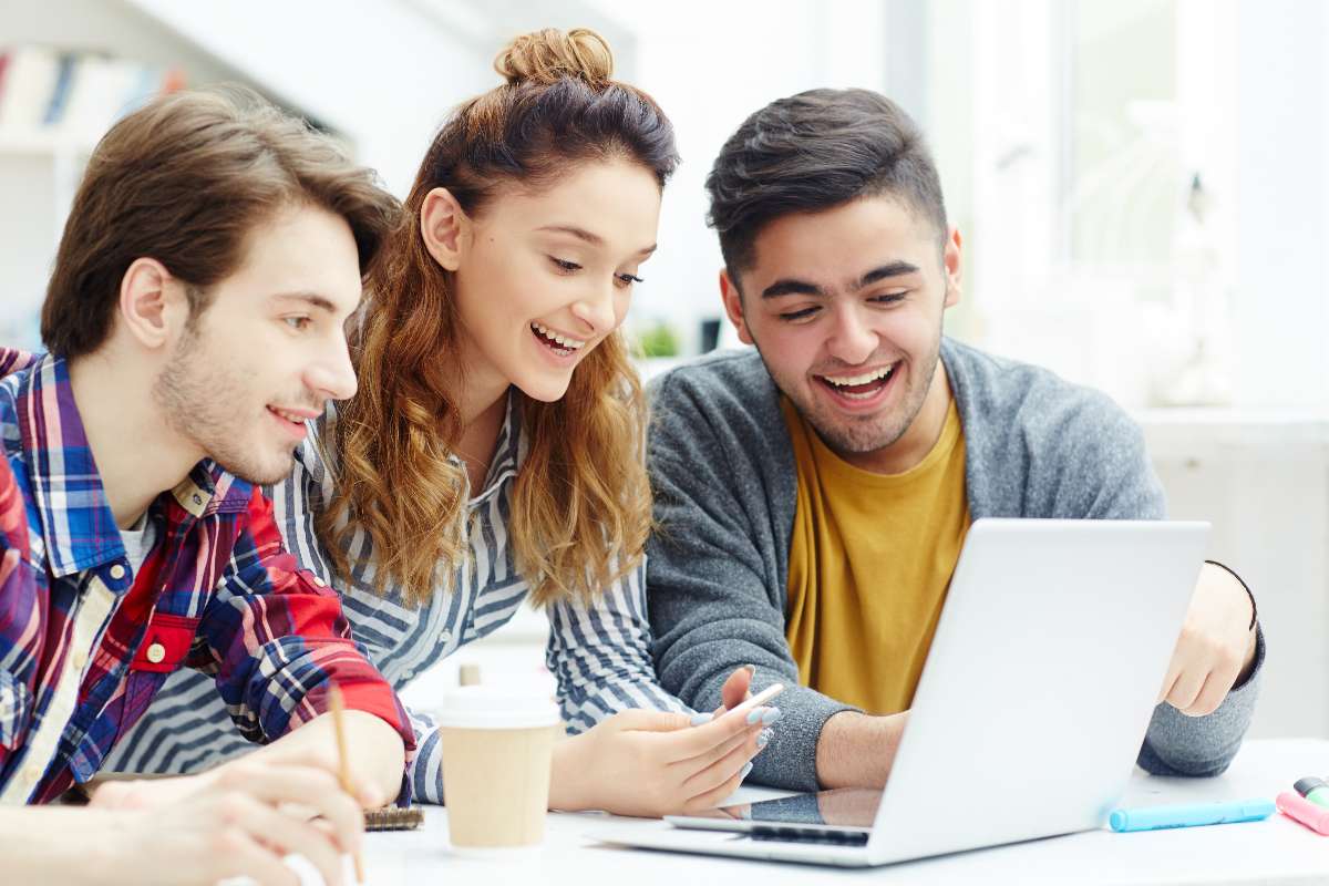 Foto de estudiantes, en nota de cuál fue la primera institución educativa en Colombia, antes que Javeriana y más