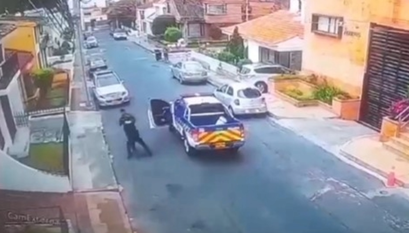 Hombre se lanza sobre patrulla de Policía. 