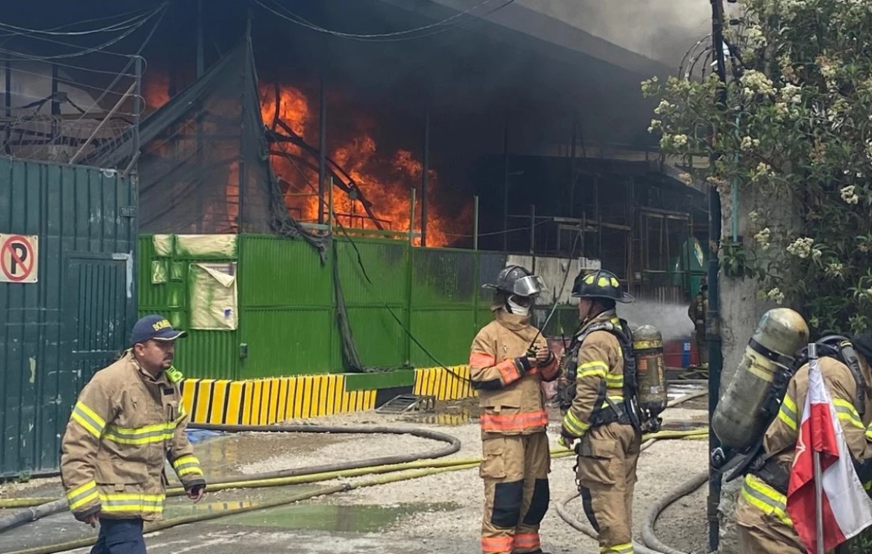 Voraz incendio en una chatarrería de Fontibón: almacenaban aceites y combustibles