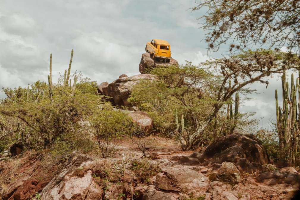 Renault 4 en Zapatoca, Santander, en una roca desde 1990./ Shutterstock
