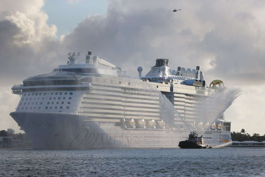 Foto de Odyssey, en nota sobre crucero de lujo, varado hace cuatro meses, dio dura noticia pasajeros atrapados