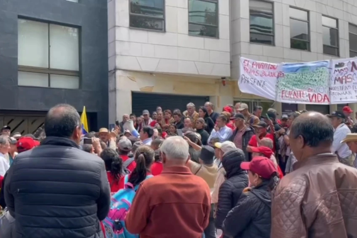 Se armó caos en el Parque de la 93, en Bogotá, por sorpresiva protesta que hay contra la empresa Enel y sus cobros. Trancón es bien largo. 