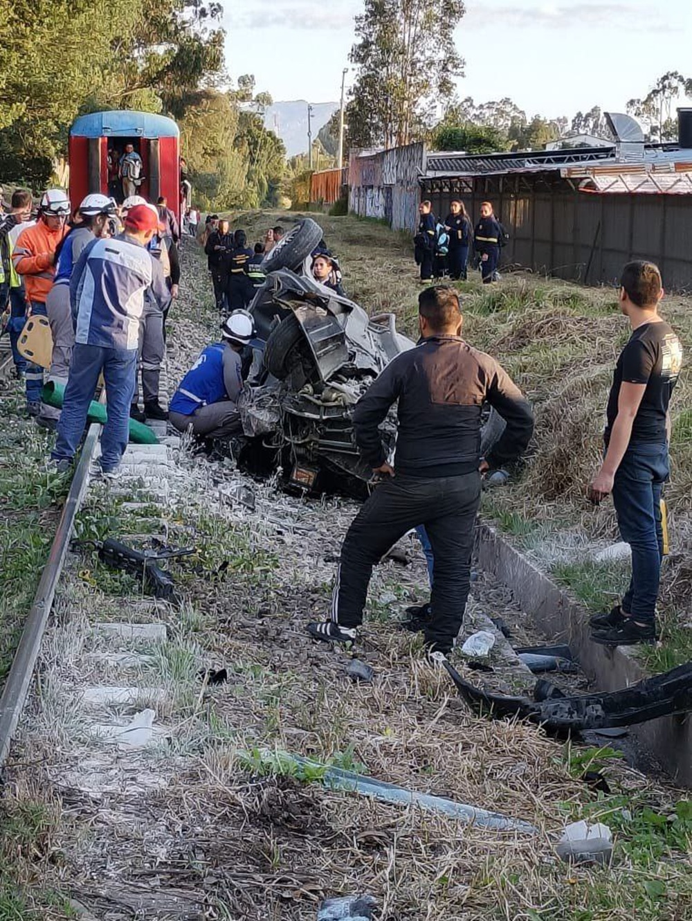 Nuevo accidente con el Tren de la Sabana, embistió un carro y una persona quedó atrapada