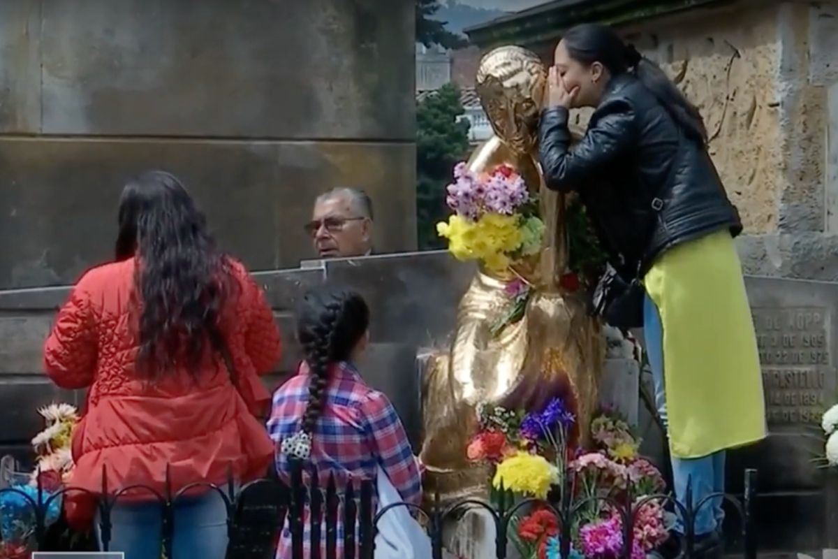 Ritual con cerveza en tumba de Cementerio Central, en Bogotá, para pedir trabajo