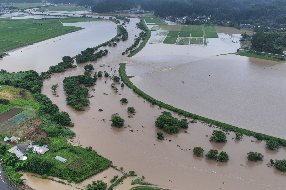 En Japón ordenaron evacuaron de 30.000 personas este sábado por inundaciones