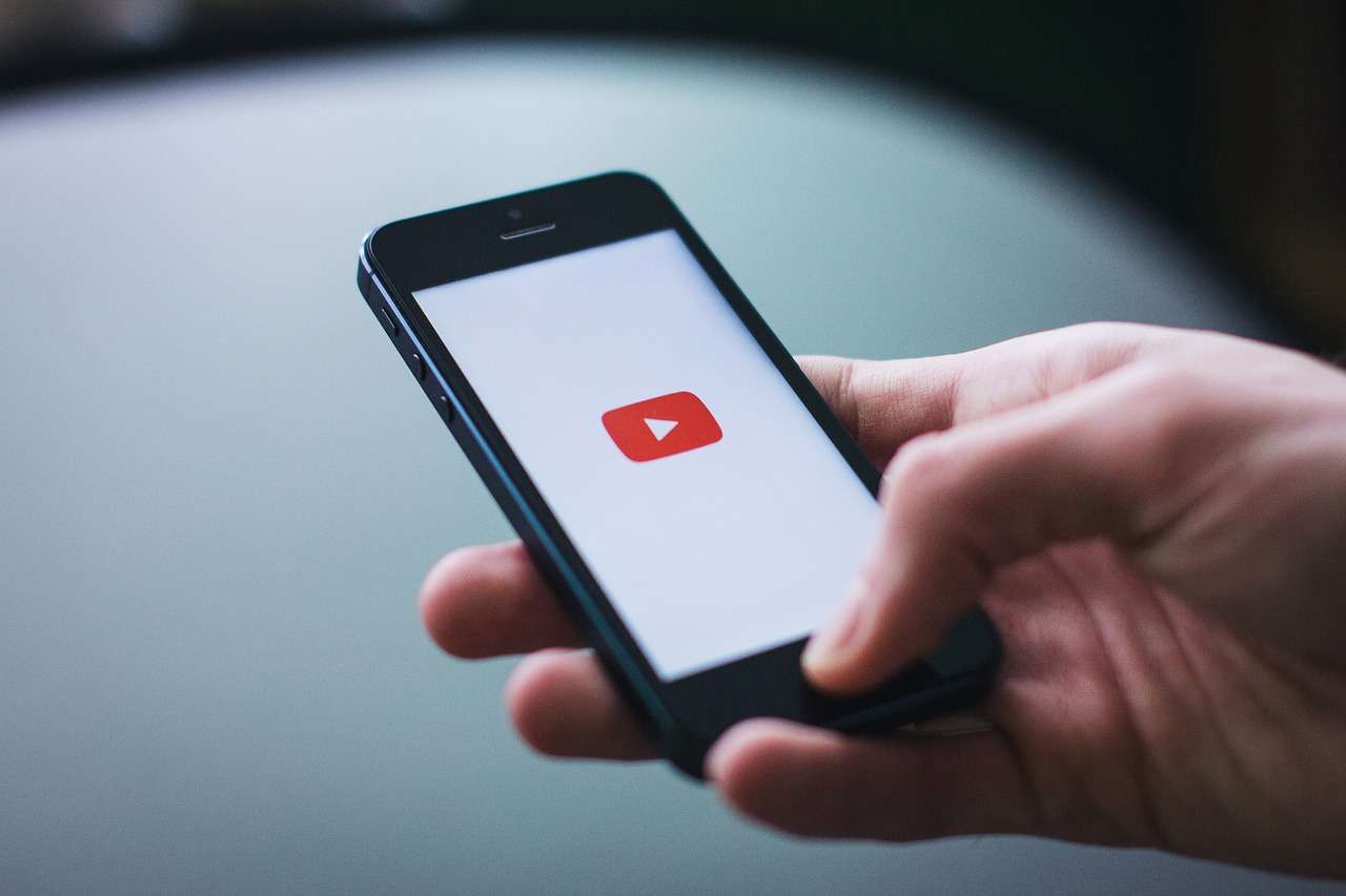 Foto de celular, en nota de que YouTube anunció cuándo hará cambio importante con planes desde noviembre de 2024