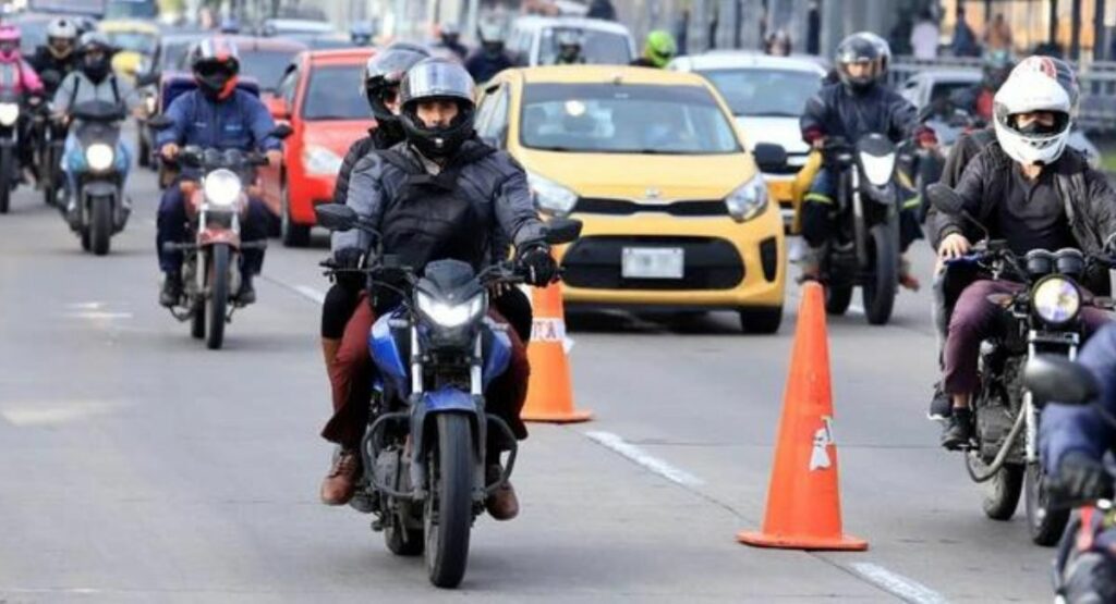 Carros y motos están obligados a realizar la revisión tecnicomecánica. Foto: Ministerio de Transporte.
