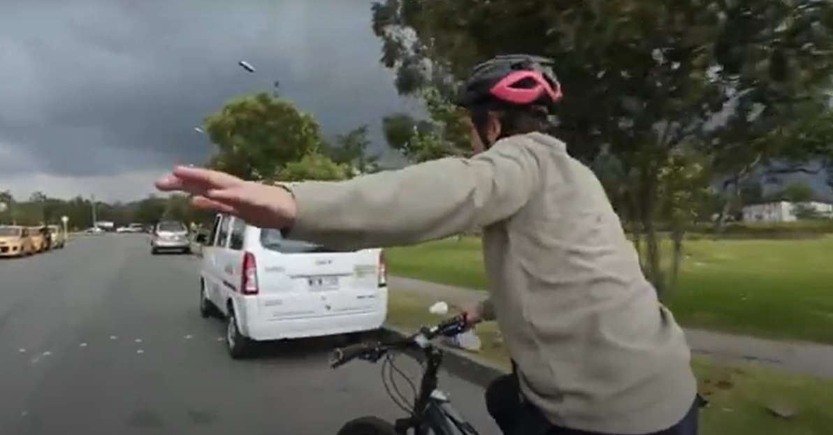 Foto de hombre en cicla, en nota de qué significan las señales manuales de los ciclistas en Colombia, multas y más