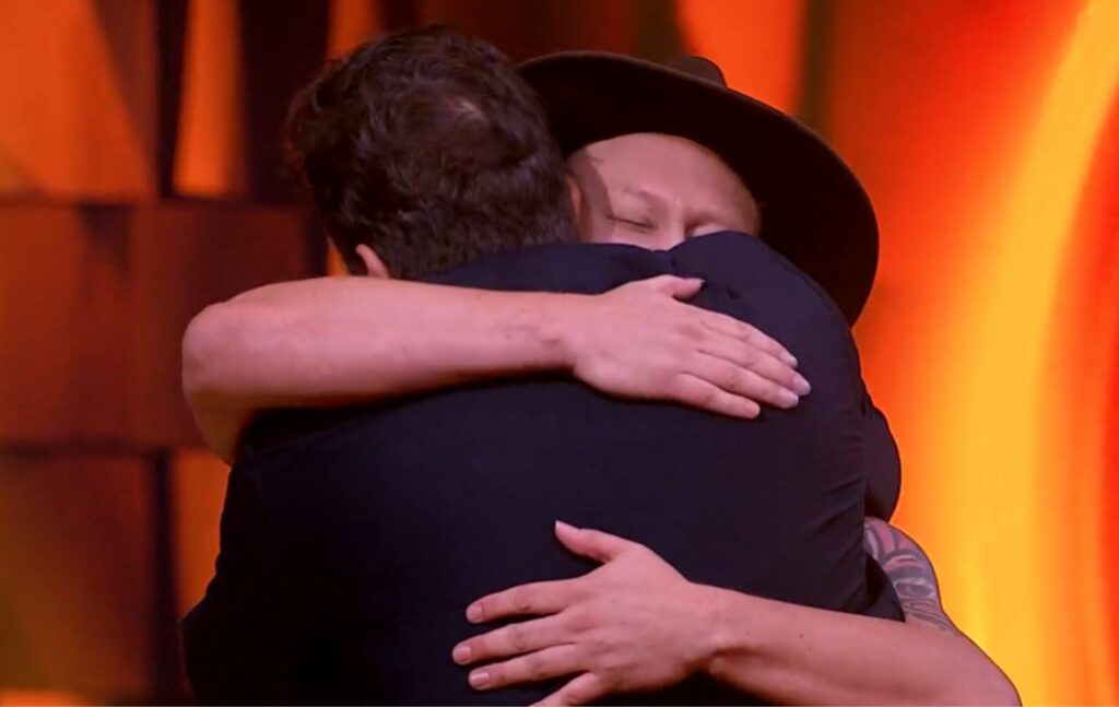 El cantante abrazó a Edwin Guerra. Foto: Canal Caracol.