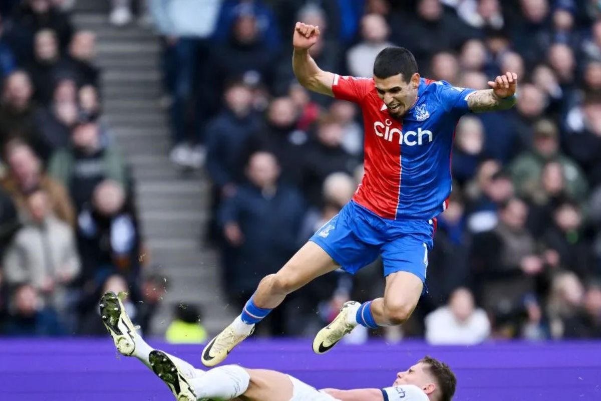 Daniel Muñoz salió lesionado del Crystal Palace vs. Liverpool y es duda para Selección Colombia.