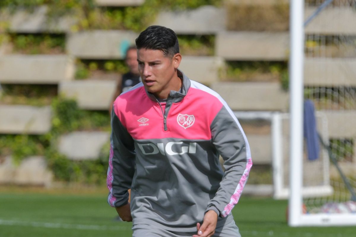 James Rodríguez fue enfocado en Valladolid vs. Rayo Vallecano en el banco de suplentes haciendo mala cara.