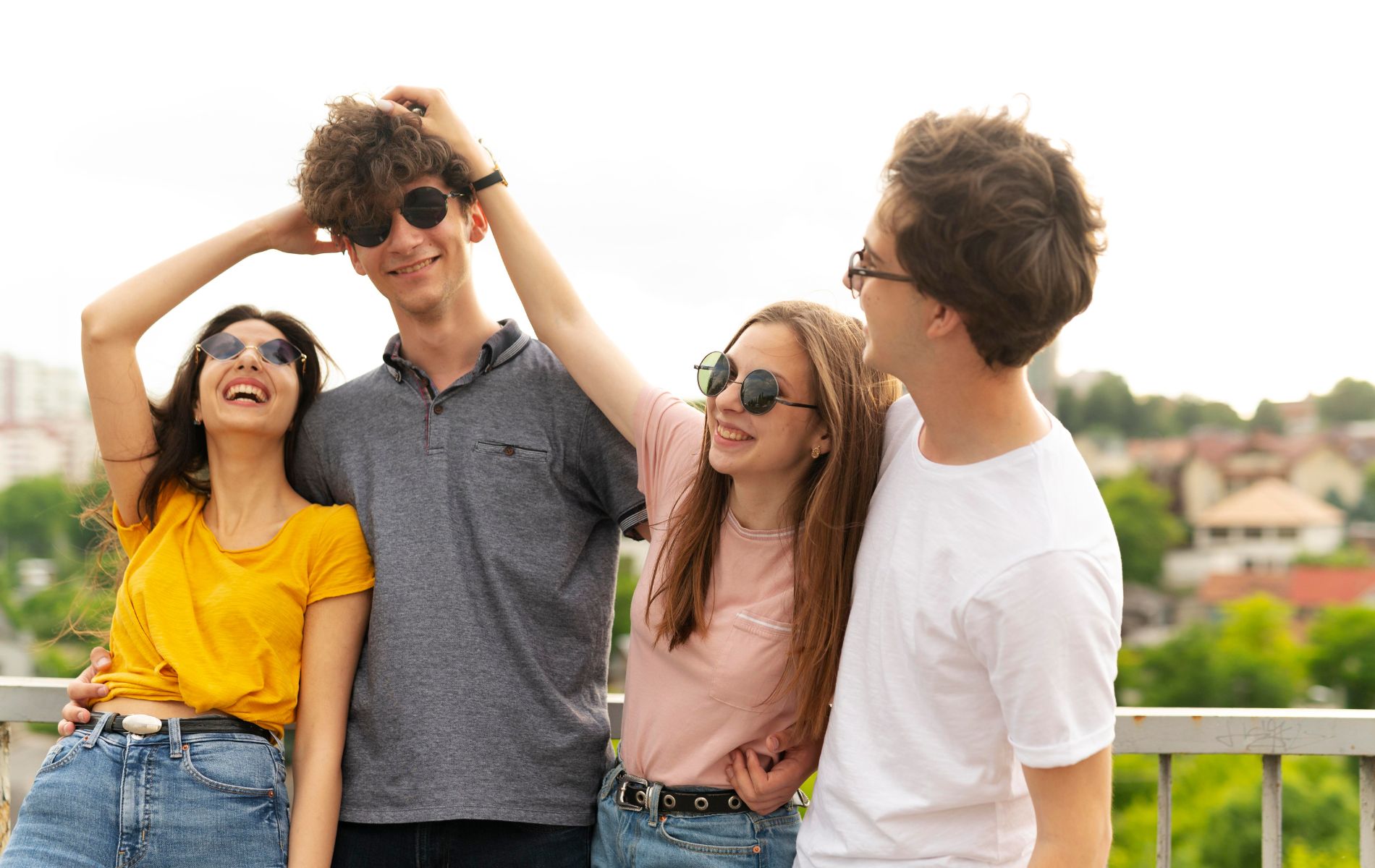 Jóvenes quieren ser sus propios jefes y ganar sueldazos sin hacer mucho