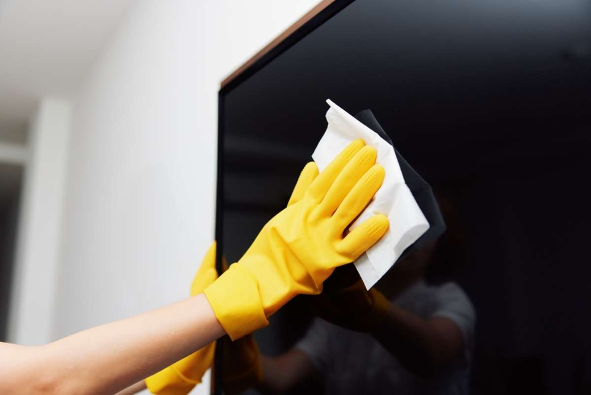 Foto de limpieza en TV, en nota de por qué no usar alcohol o papel higiénico para limpiar la pantalla del televisor