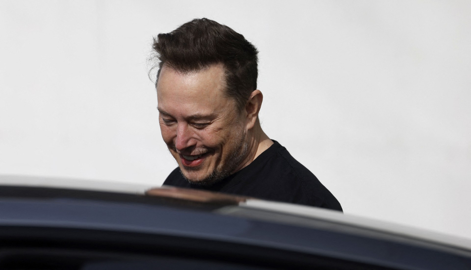 Elon Musk lanzó el robotaxi de Tesla y los Optimus, robots humanoides