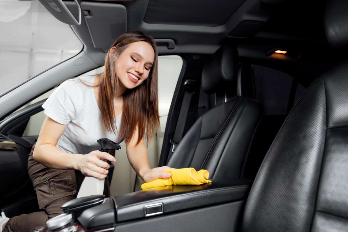 Foto de mujer con automóvil, en nota de cuáles son las marcas más queridas en Colombia, con Toyota, Mazda, Renault y más