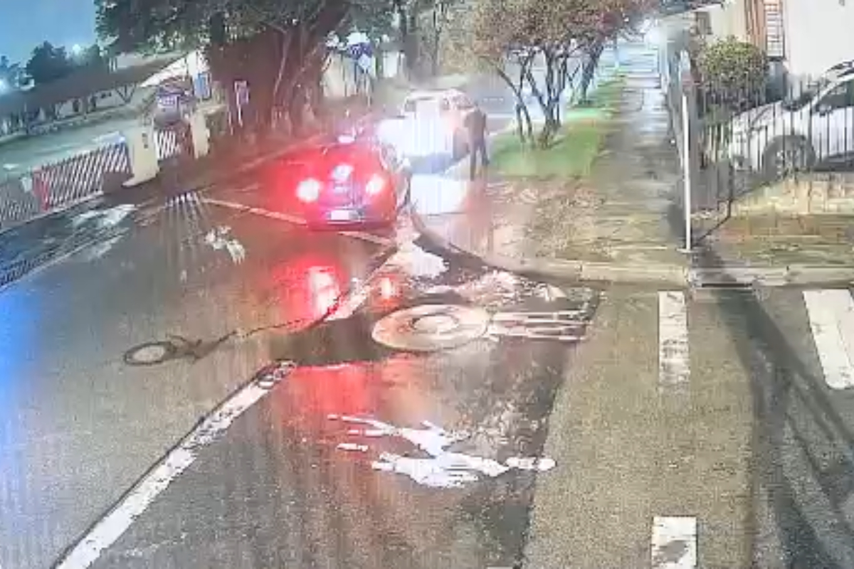 Dramático robo de camioneta Nissa, en Niza (Bogotá); a conductor le dispararon y bala le quedó en la chaqueta. Se salvó de milagro.