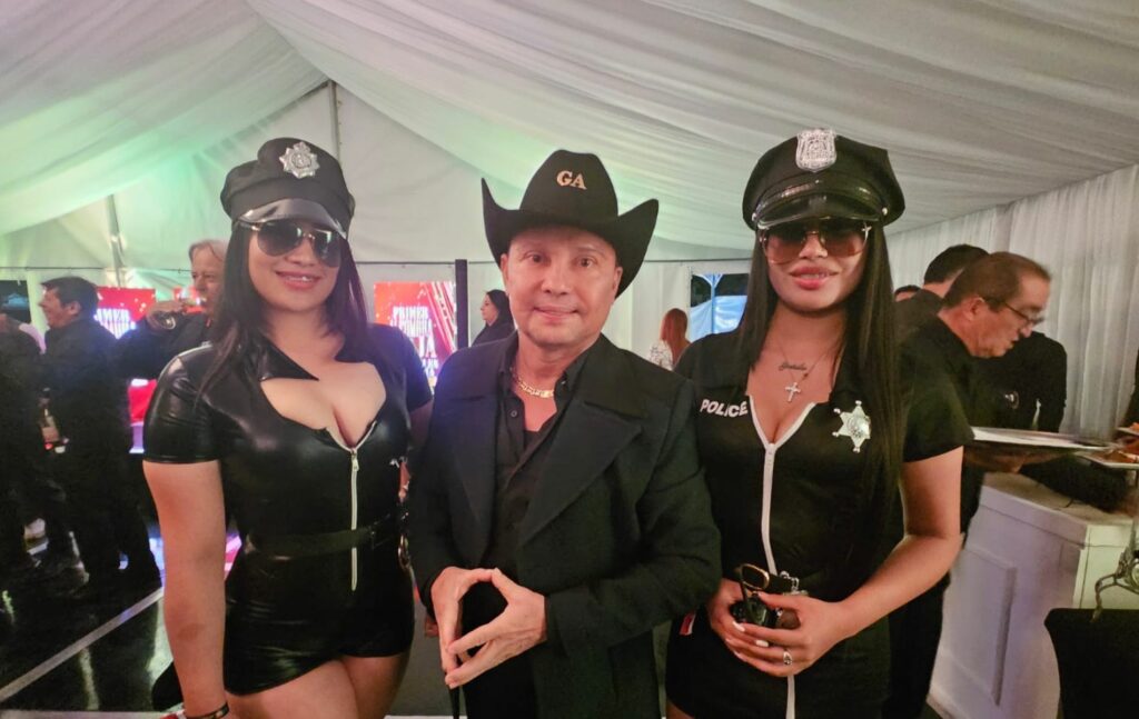 Giovanny Ayala y sus escoltas.