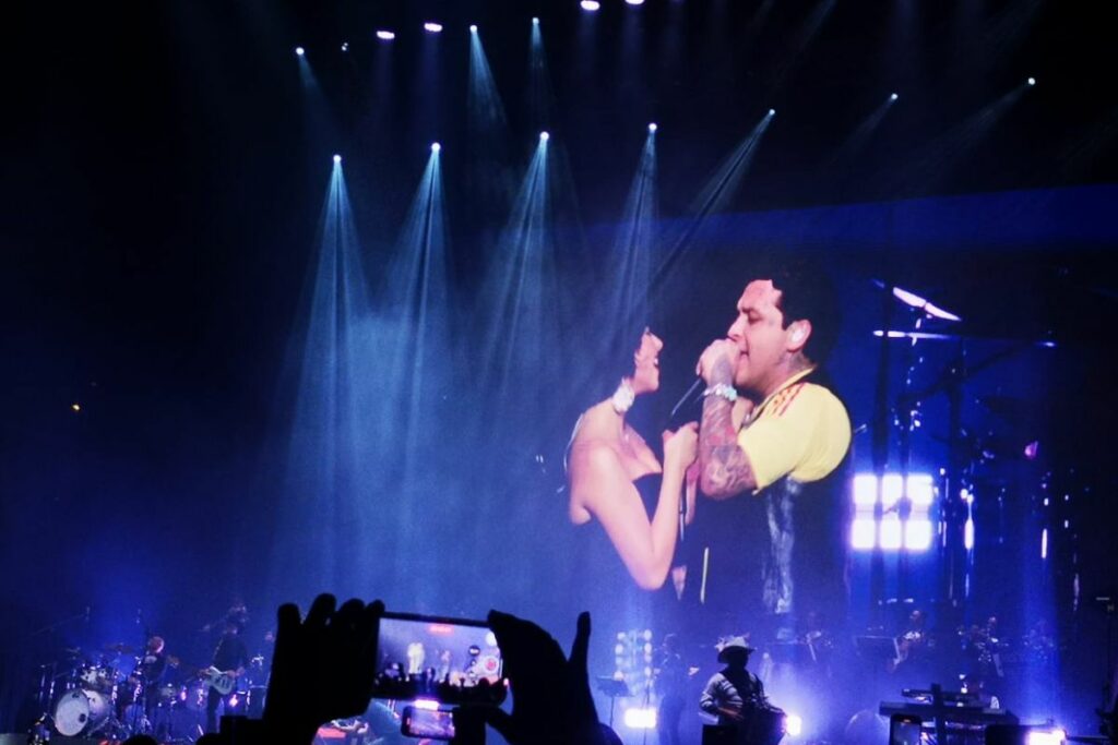 Christian Nodal se destapó y dejó ver camiseta de Colombia en concierto / Pulzo