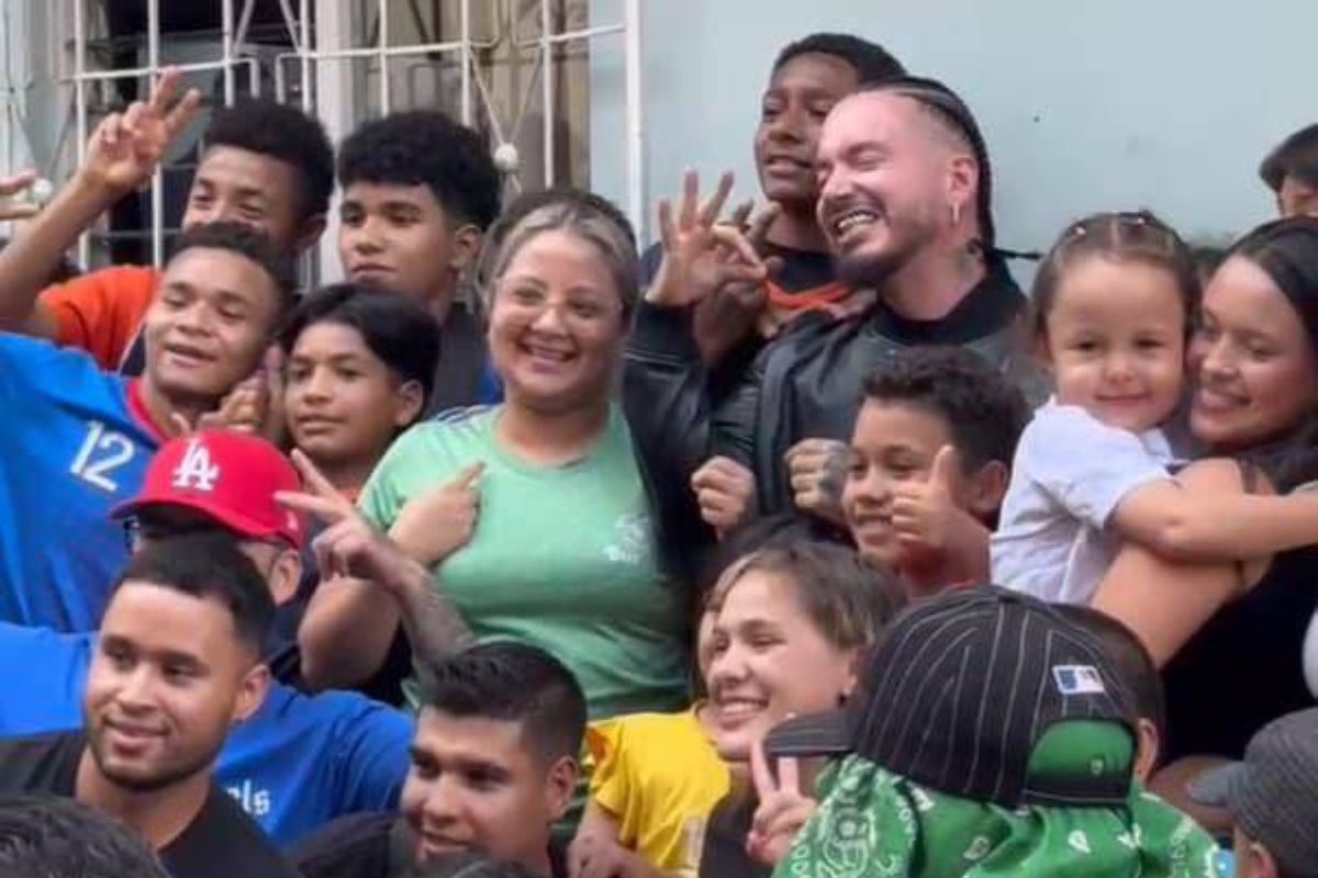 J Balvin causó furor en las calles de Manrique en Medellín, ¿qué estaba haciendo?