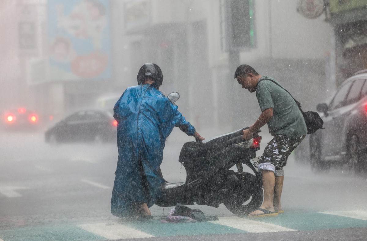 Taiwán sufre el paso del supertifón Kong-rey que provoca tormentas
