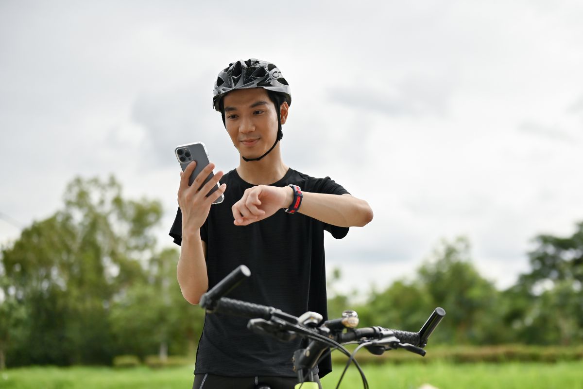 Japón castigará con cárcel y duras multas a ciclistas que usen celular al manejar