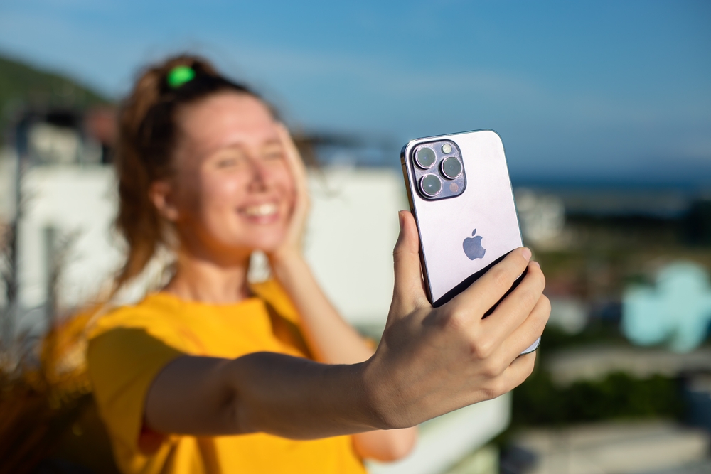 Celular iPhone 14 Pro Max.