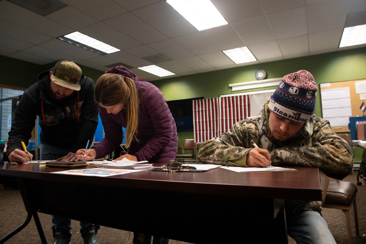 Amenazas de bomba afectaron desarrollo de elecciones en Estados UnidosOak Creek Town Hall in Oak Creek, Colorado, on Election Day, November 5, 2024. (Photo by Jason Connolly / AFP)