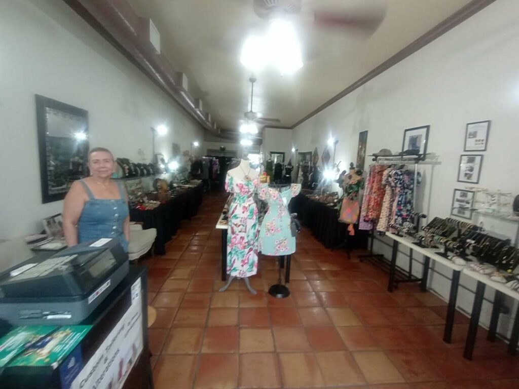 Rossy Salazar y su negocio en Fort Myers, Florida. / Óskar Antonio Ortiz Echeverría (Pulzo)