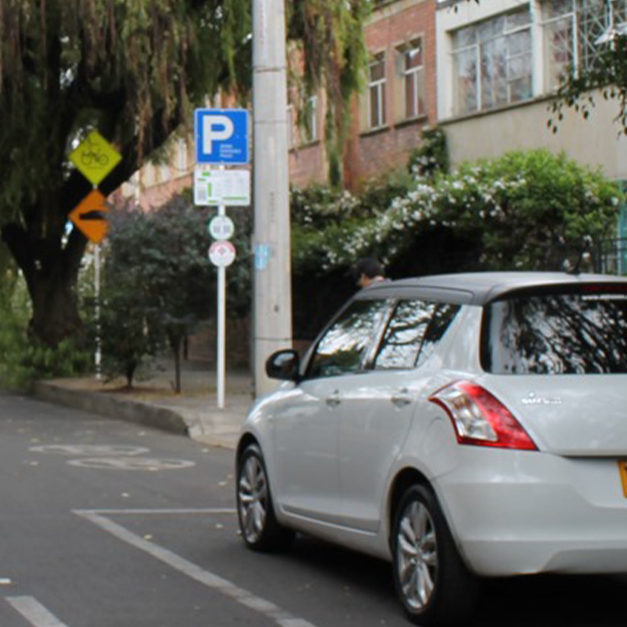 Estacionamiento en vía: retos y oportunidades; conversatorio con expertos para entender los avances en movilidad y parqueo en Bogotá.