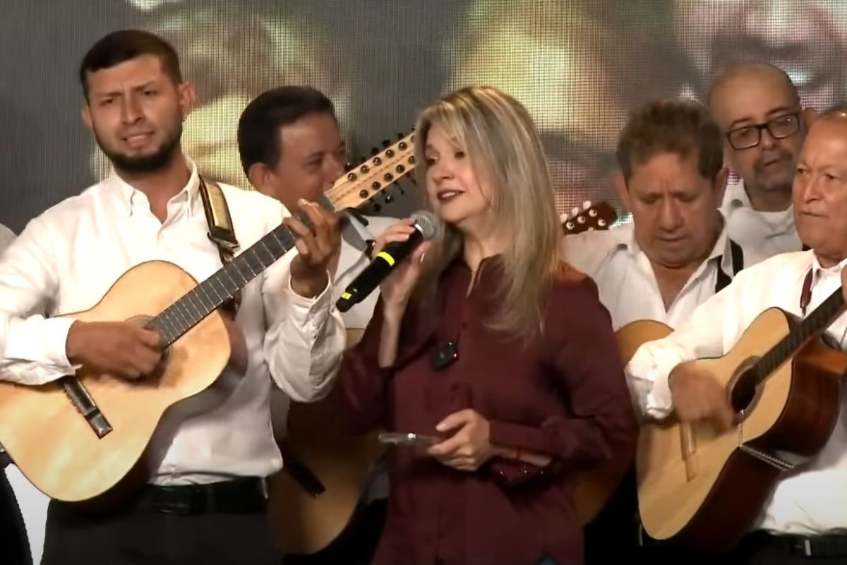 Captura de pantalla de Vicky Dávila cantando en foro en Bucaramanga. 