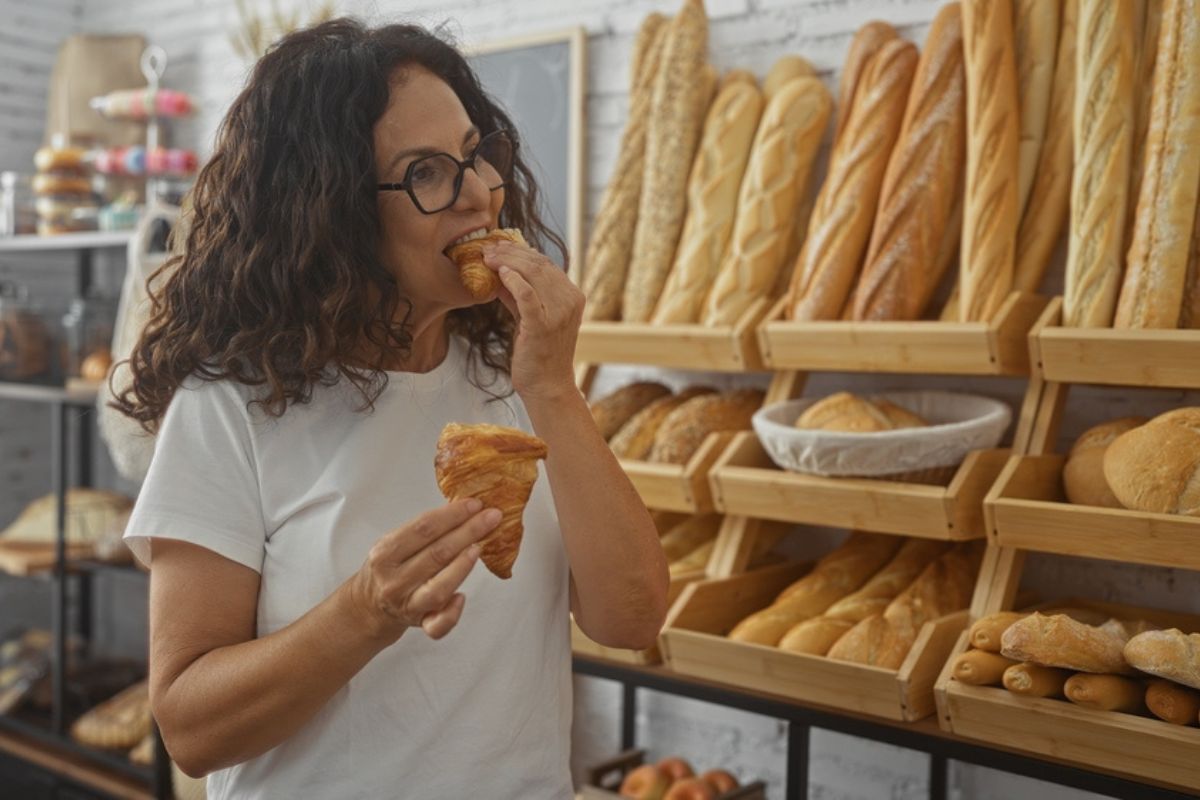 Imagen de referencia de mujer consumiendo productos de panadería.