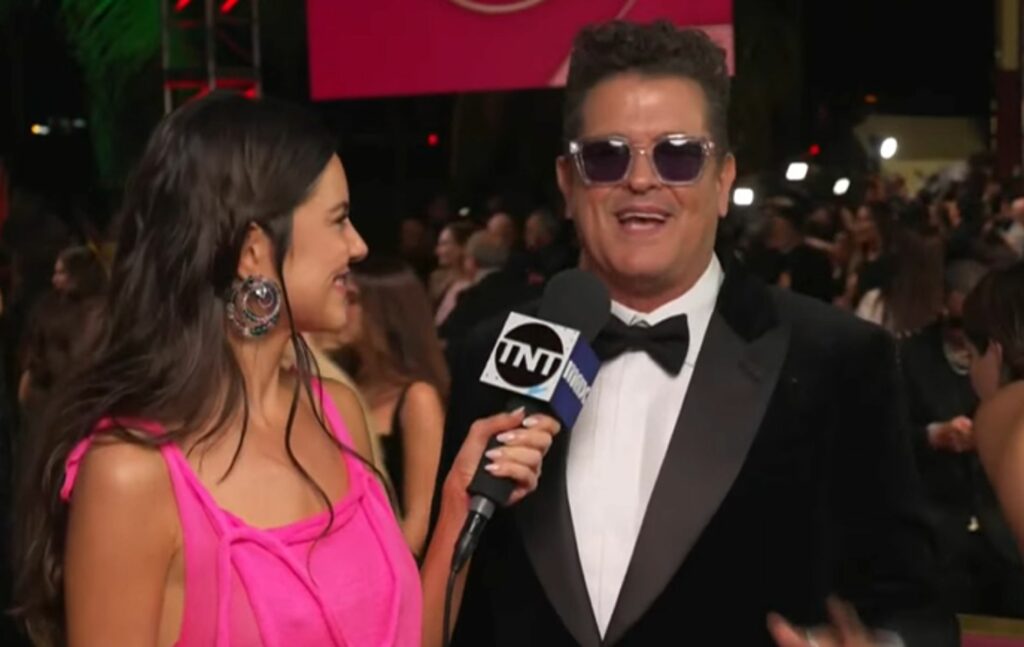 Carlos Vives llega a la alfombra roja de los Latin Grammy.. Foto: TNT