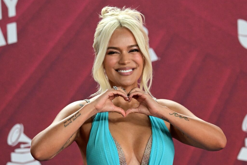 Karol G roba suspiros en su llegada a los Latin Grammy / AFP