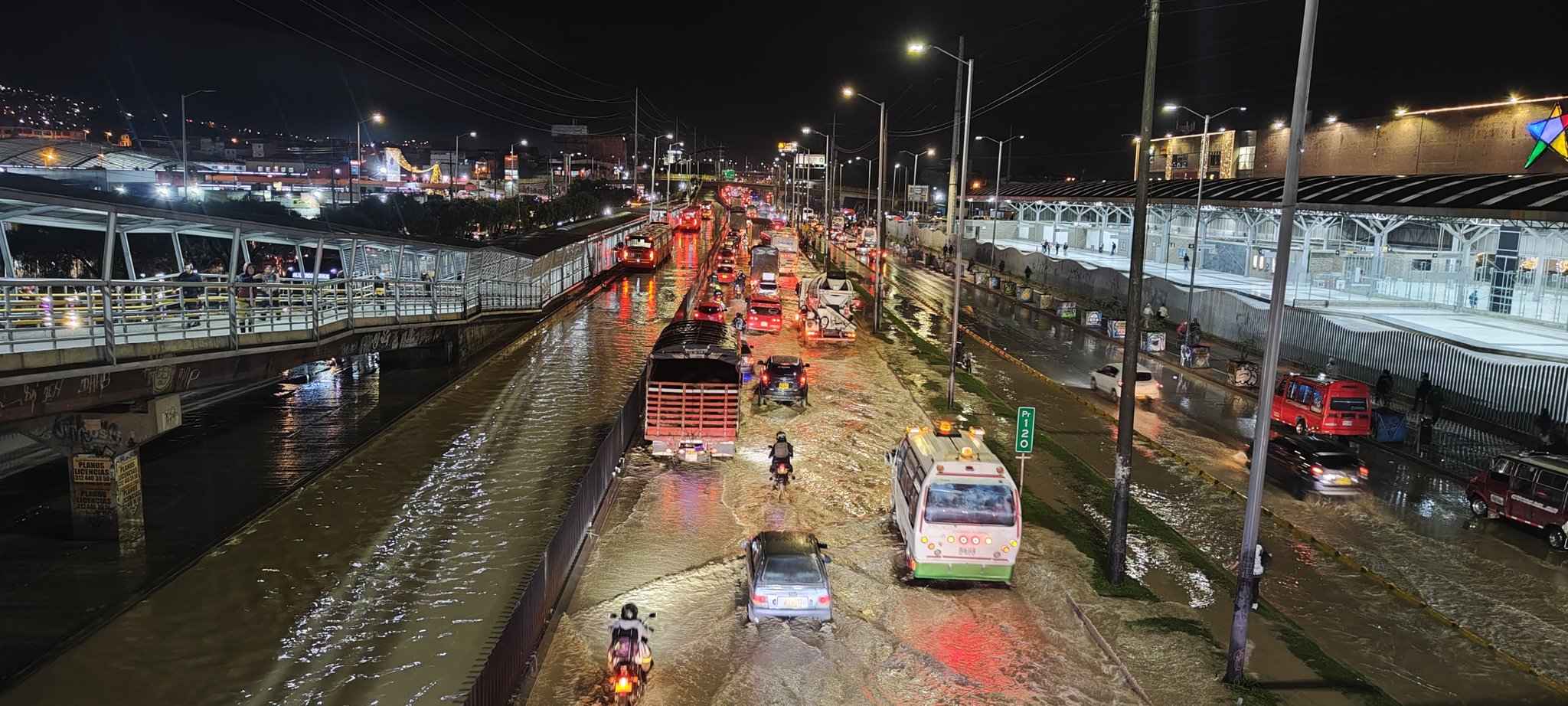 Inundaciones en autopista Sur de Soacha hoy y videos de fuertes lluvias