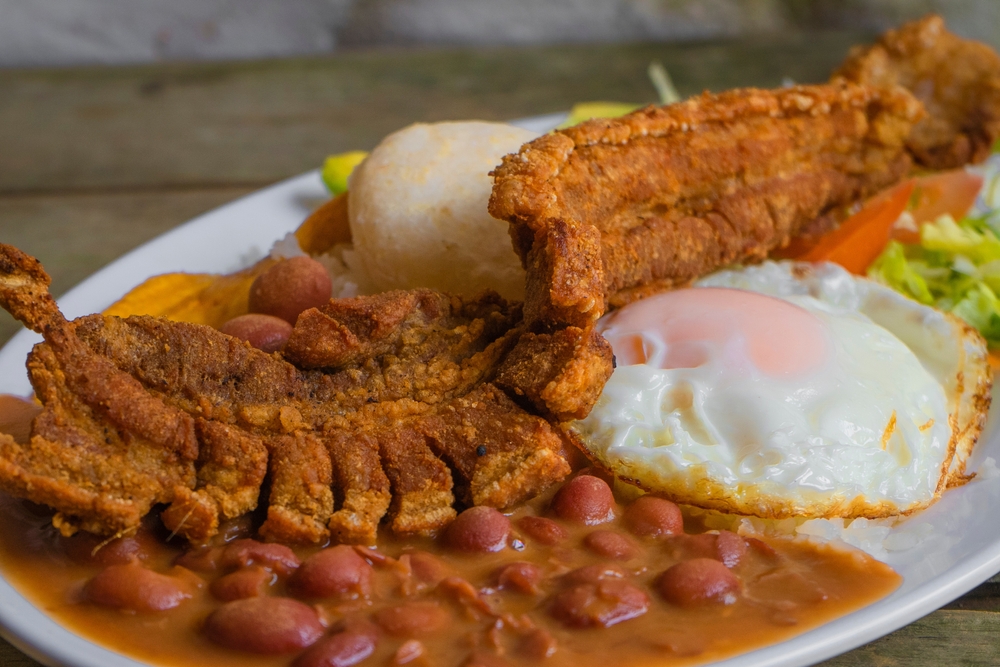 Bandeja paisa en Colombia que, junto a otros platos típicos, ha subido de precio por alza de ingredientes