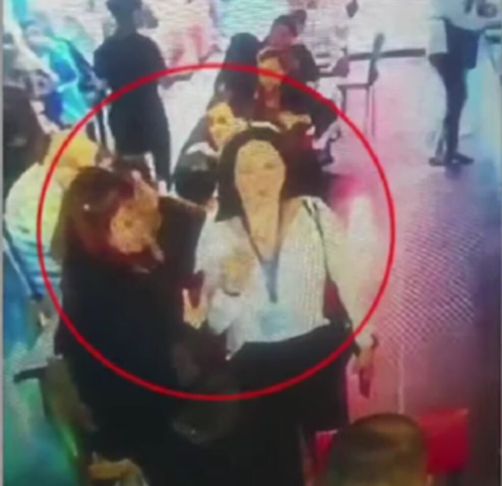Mujeres grabadas en cámara. / Captura de pantalla.