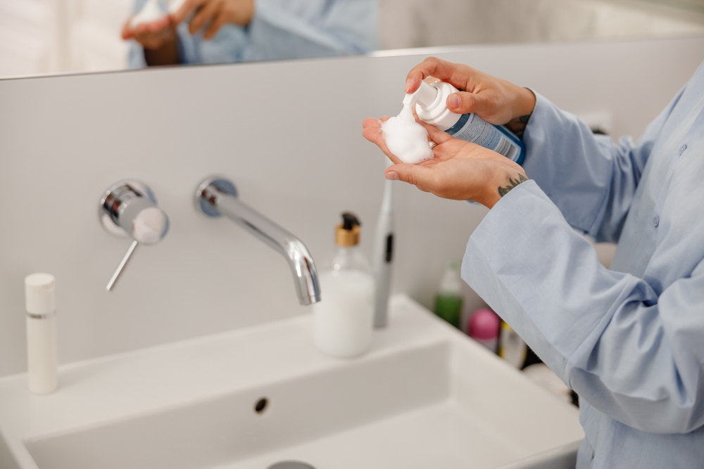 ¿Qué pasa si me baño de noche? Beneficios para la salud según expertos.