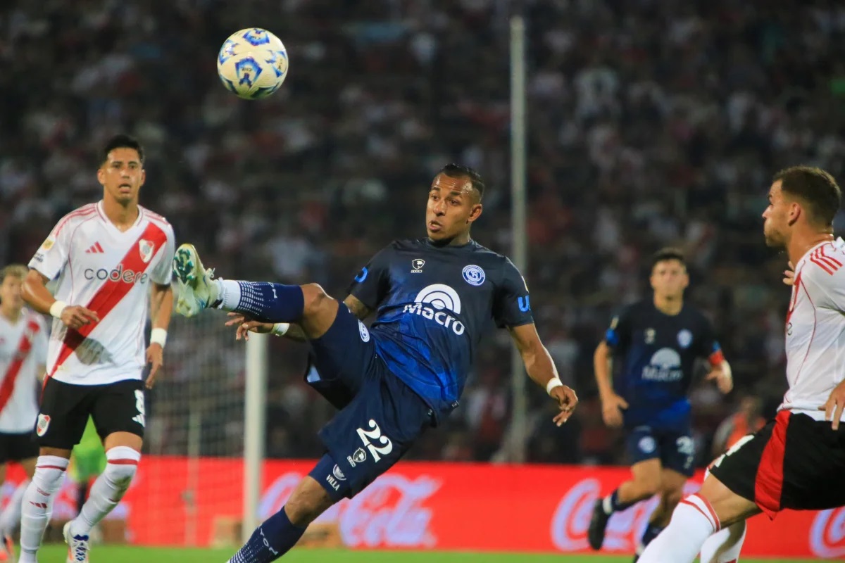 Se conoció video de Sebastián Villa siendo agredido por jugador de River Plate: a la mansalva