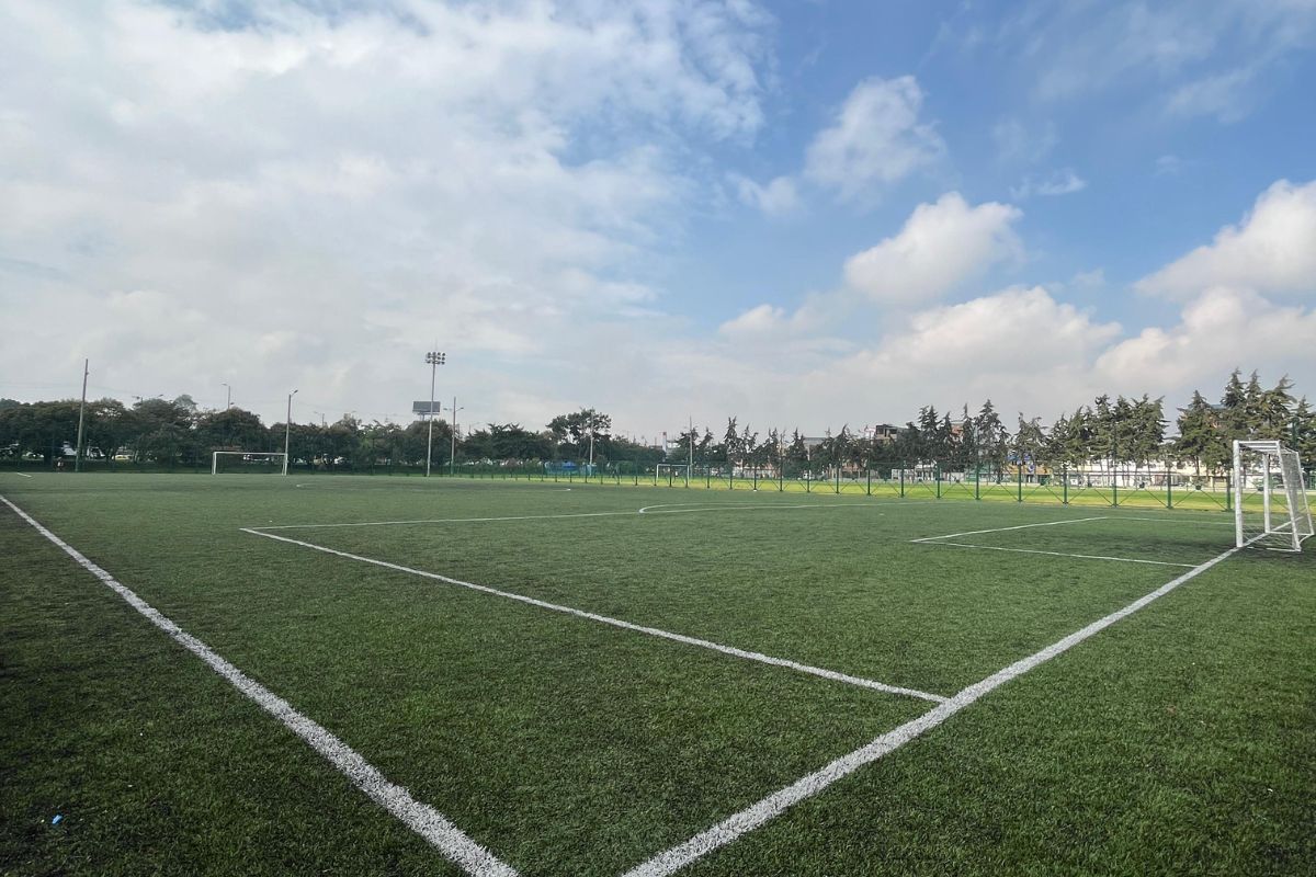 Imagen de una cancha sintética de fútbol en Bogotá.