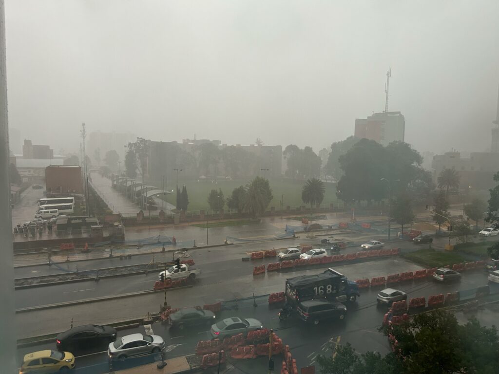 Bogotá hoy: fotos de aguacero en el norte con fuertes vientos y trancones/Foto: Pulzo.