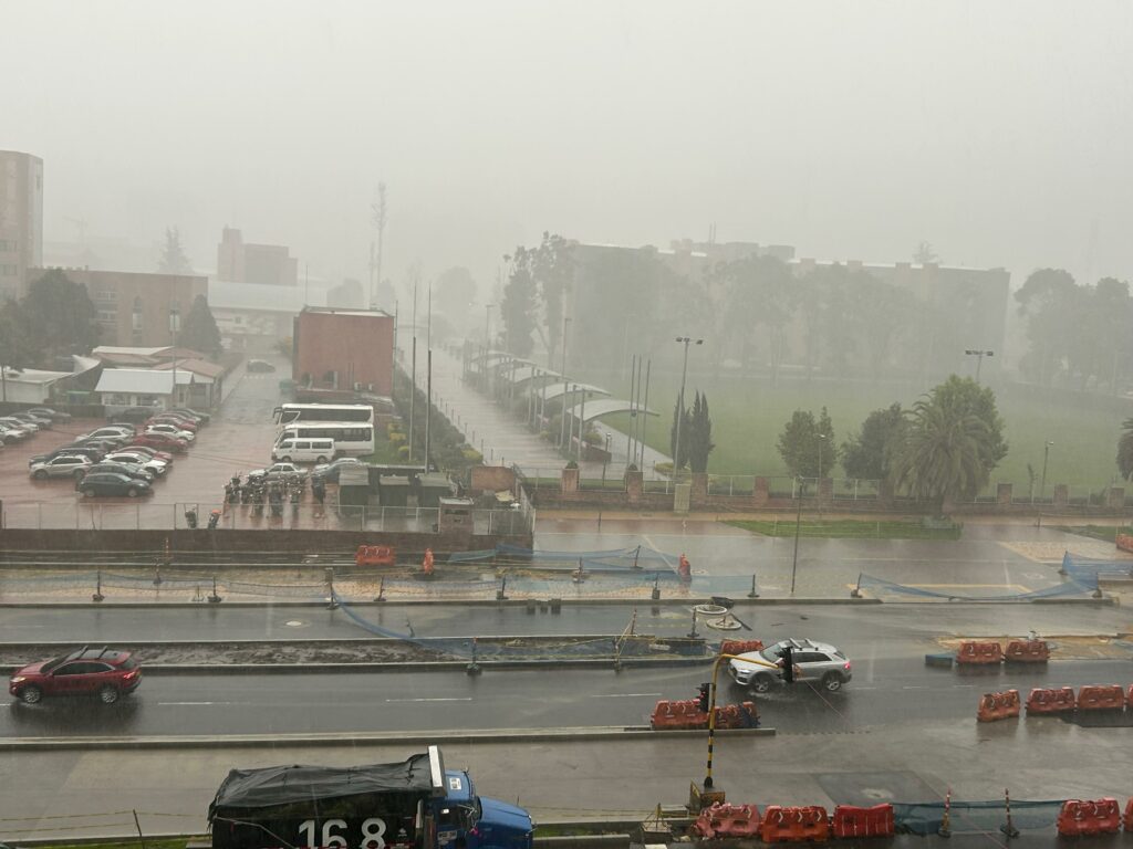 Bogotá hoy: fotos de aguacero en el norte con fuertes vientos y trancones/Foto: Pulzo.