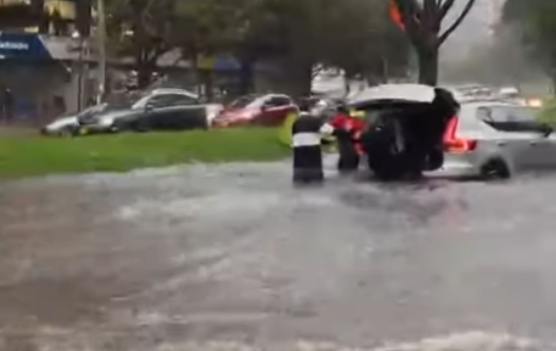 Inundación en Bogotá: camioneta quedó atrapada por lluvías en carrera séptima