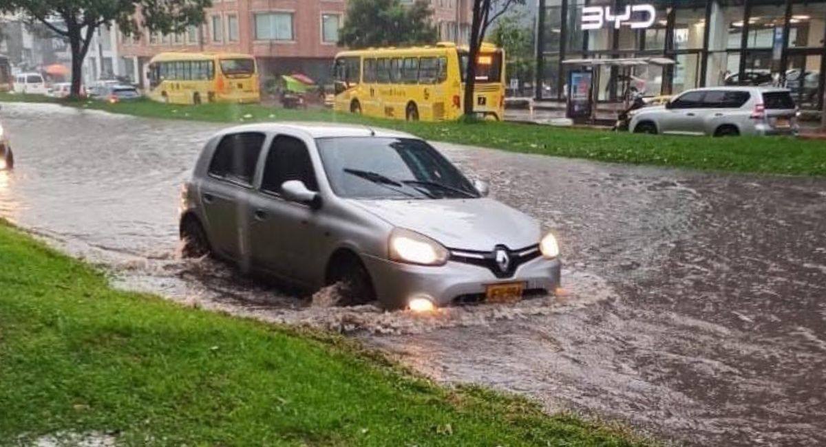 Las lluvias que se registraron este viernes 22 de noviembre provocaron inundaciones en la carrera Séptima de Bogotá, entre las calles 76 y 125.