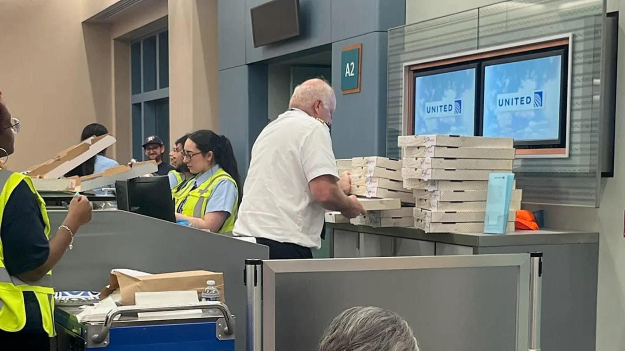 Piloto de United Airlines les gastó pizza a 155 pasajeros por retraso en vuelo de Estados Unidos: detalles