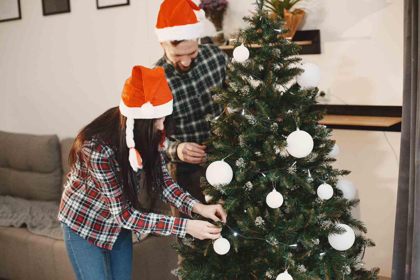 Foto de familia navideña, en nota de qué significa poner decoración de Navidad antes de tiempo, según la psicología