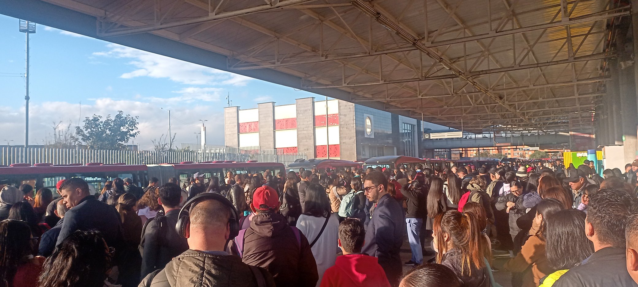 Imagen de personas haciendo fila en Portal Américas de Transmilenio.